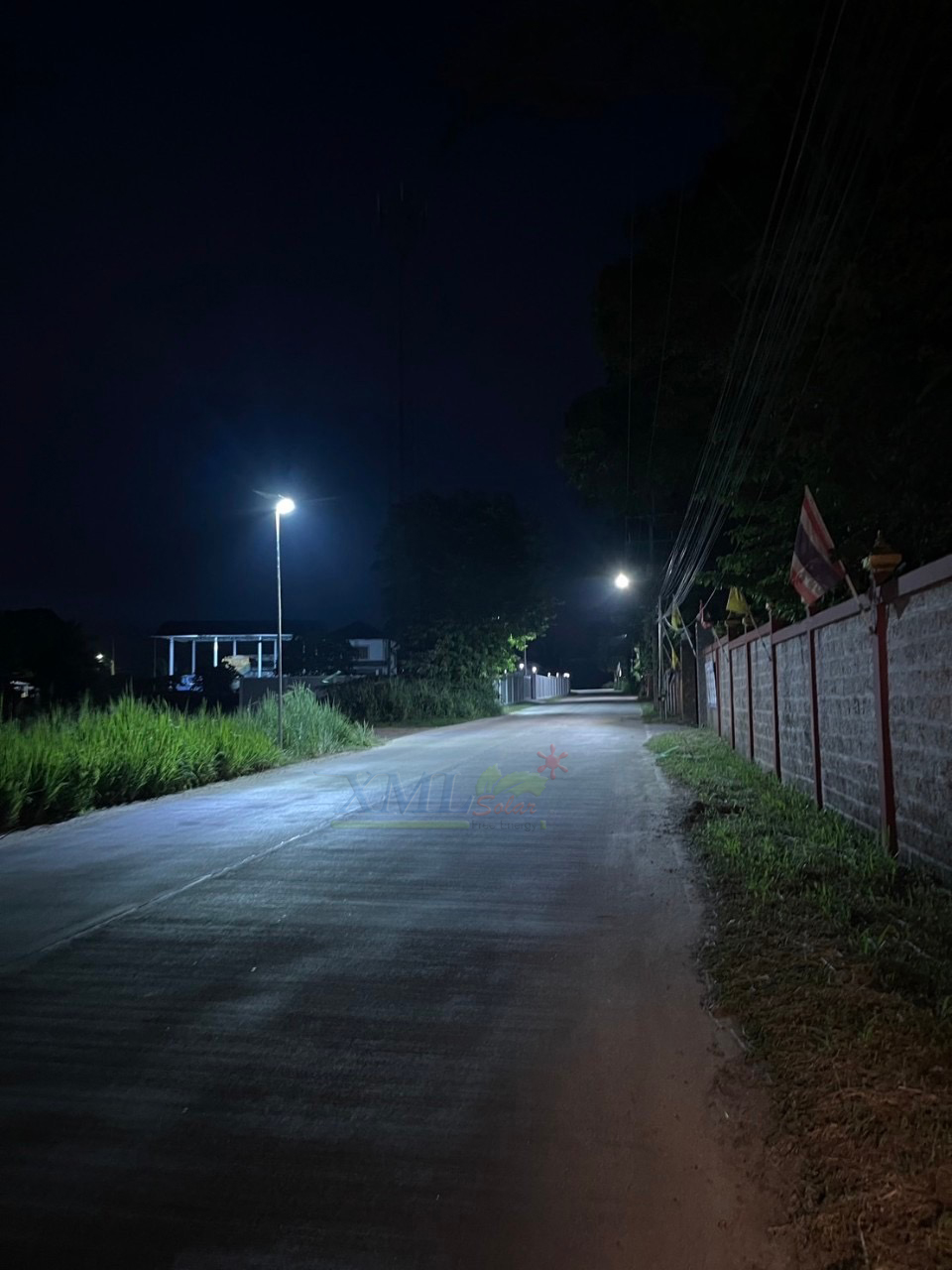 โคมไฟถนนโซล่าเซลล์อัจฉริยะ (รุ่น 9,000Lumens + แผง 100 W) (แสง : ขาว)