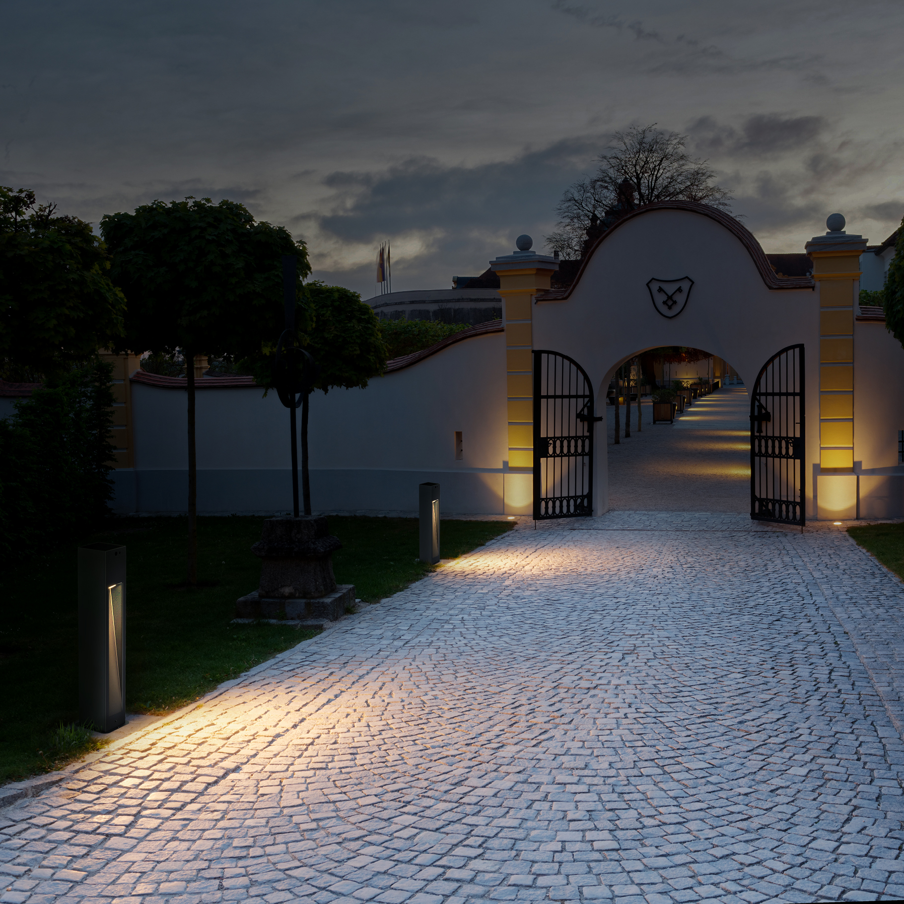 โคมไฟตั้งพื้นโซล่าเซลล์ รุ่น SGL-18 (แสง : เหลืองวอมไวท์)