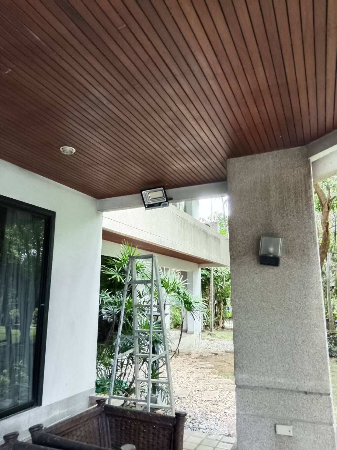 ไฟสปอตไลท์โซล่าเซลล์ 200 Watt กล่องสีน้ำตาล (เปิดได้ 3 แสง)