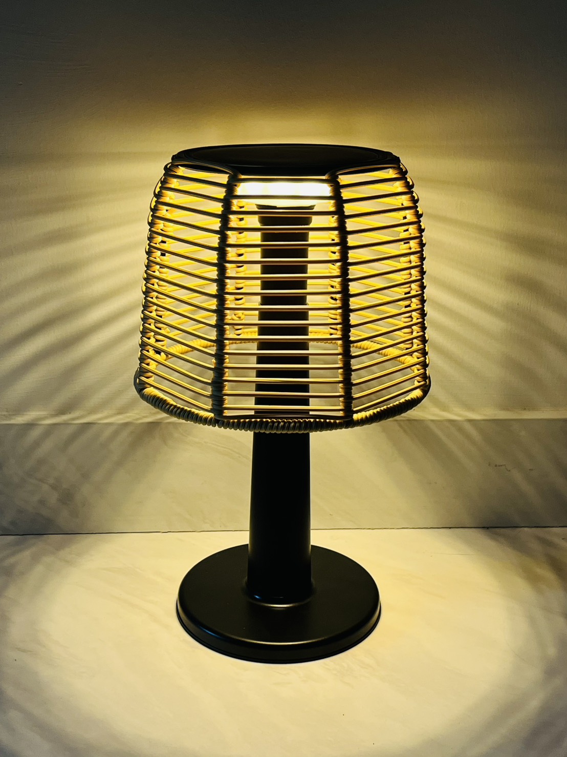 โคมไฟตั้งโต๊ะ โซล่าเซลล์ รุ่น MD-S3002 (แสง : เหลืองวอมไวท์)