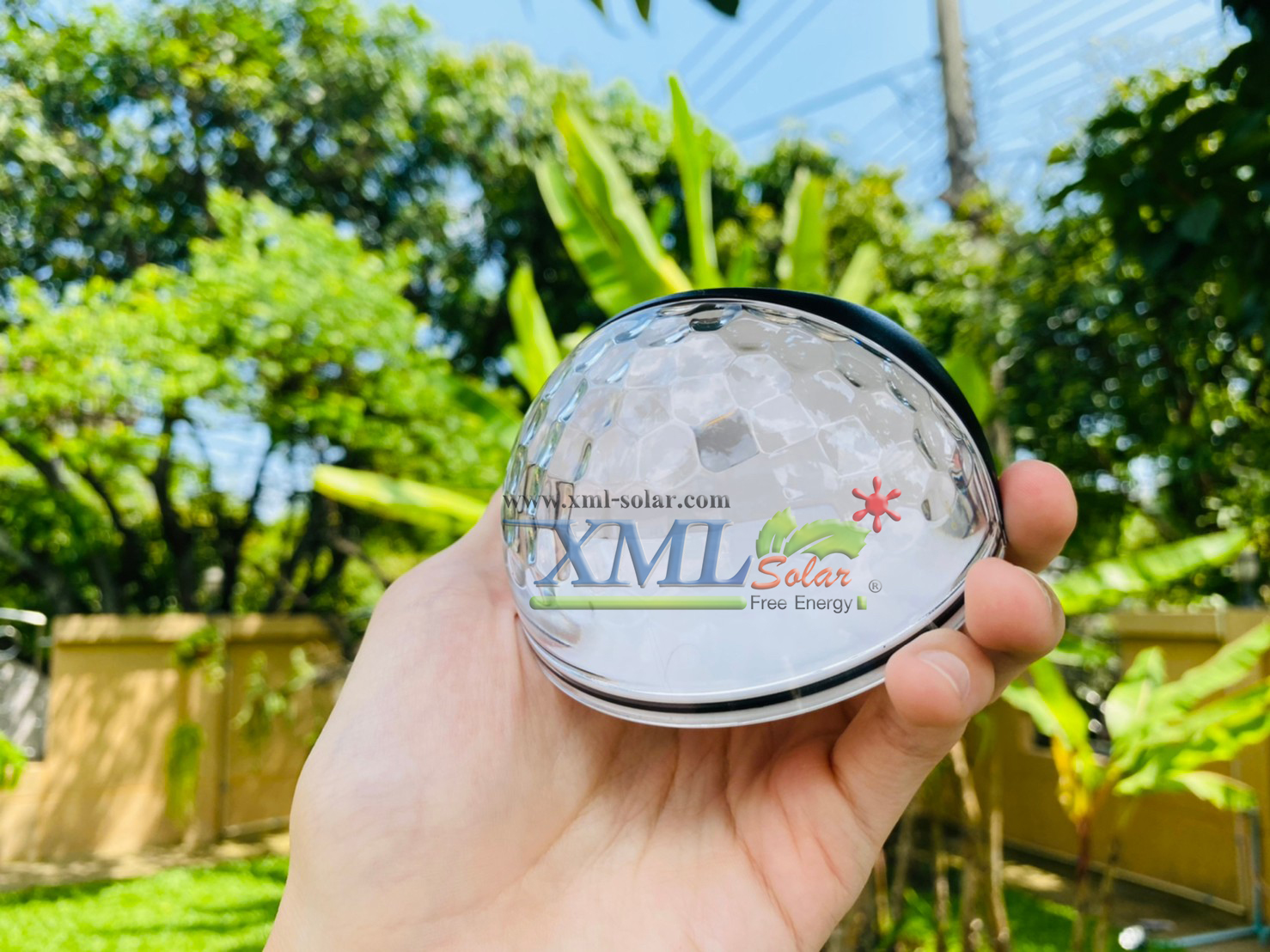 โคมไฟโซล่าเซลล์ติดผนัง รุ่นทรงกลม (แสง : เหลืองวอมไวท์) (1 เเถม 1)