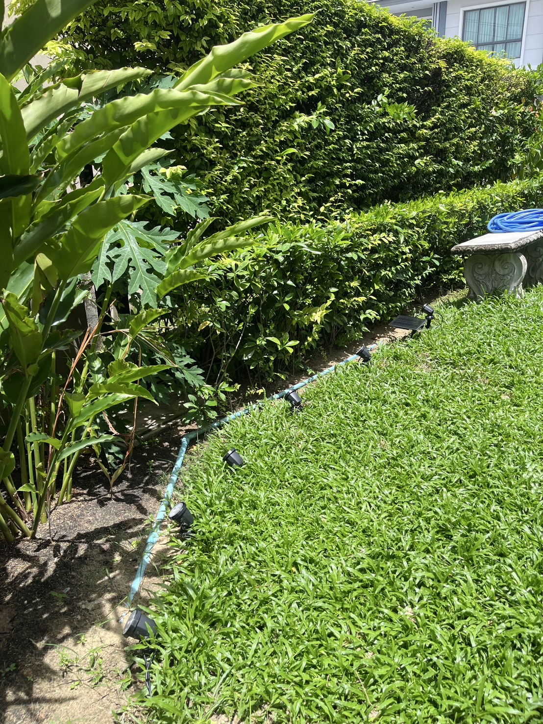 สปอร์ตไลท์ปักสนามโซล่าเซลล์ DC-17 รุ่น 4 หัว สาย 3 เมตร (แสง : เหลืองวอมไวท์)