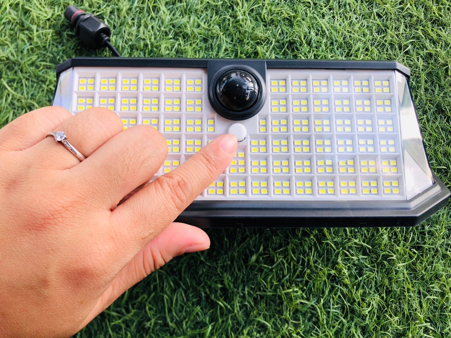 โคมไฟผนังโซล่าเซลล์ 380LED / 410LED รุ่น MD-SOLAR-H1014 (แสง : ขาว)