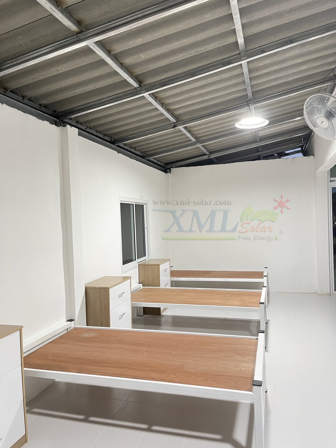 โคมไฟโซล่าเซลล์ ทรง Highbay รุ่นใหญ่ 300W. แบรนด์ Modi * XML-Solar (แสง : ขาว)