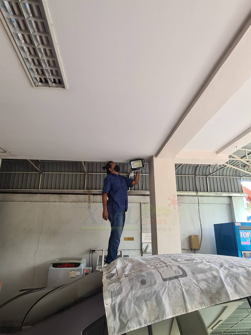 ไฟสปอตไลท์โซล่าเซลล์ 100 Watt กล่องสีน้ำตาล (เปิดได้ 3 แสง)