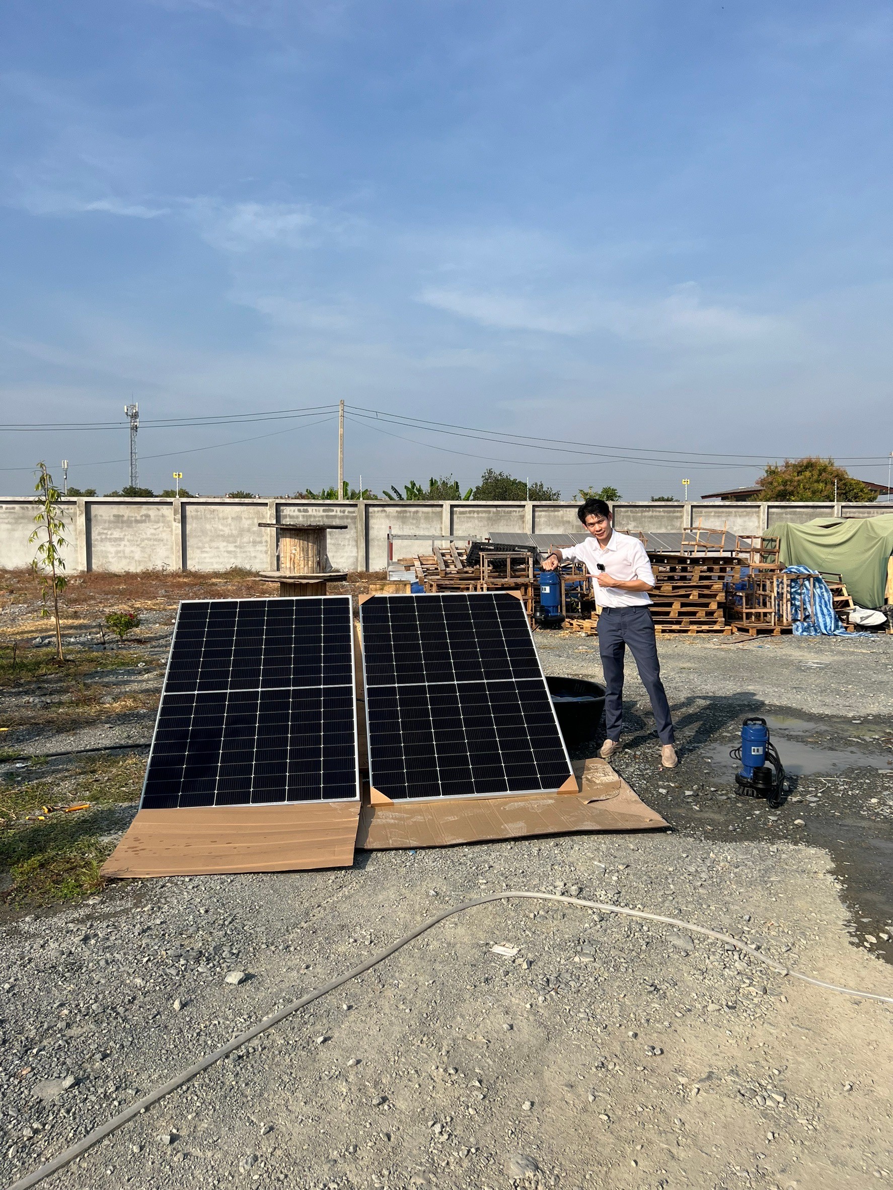 ปั๊มแช่อลูมิเนียม รุ่นสีน้ำเงิน 600W (ท่อ 2 นิ้ว) + เเผงโซล่าเซลล์ 450W (2 แผง)