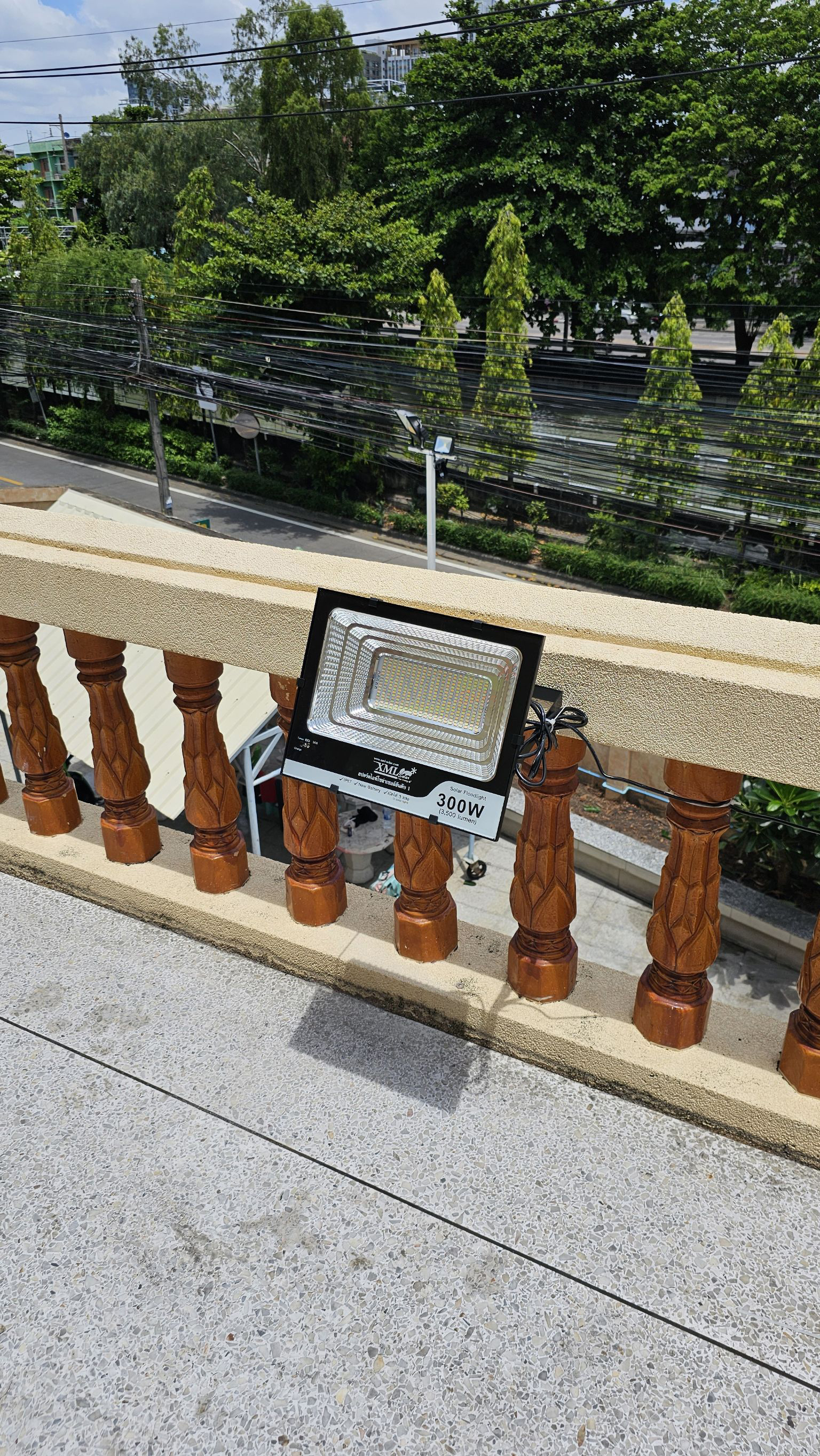 ไฟสปอตไลท์โซล่าเซลล์ 300 Watt กล่องสีน้ำตาล (เปิดได้ 3 แสง)