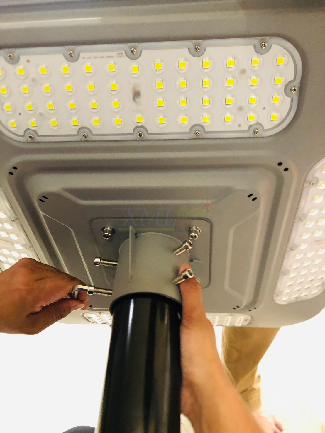 โคมไฟโซล่าเซลล์ UFO ทรงสี่เหลี่ยม รุ่น MD-SLT56-500W (แสง : ขาว)