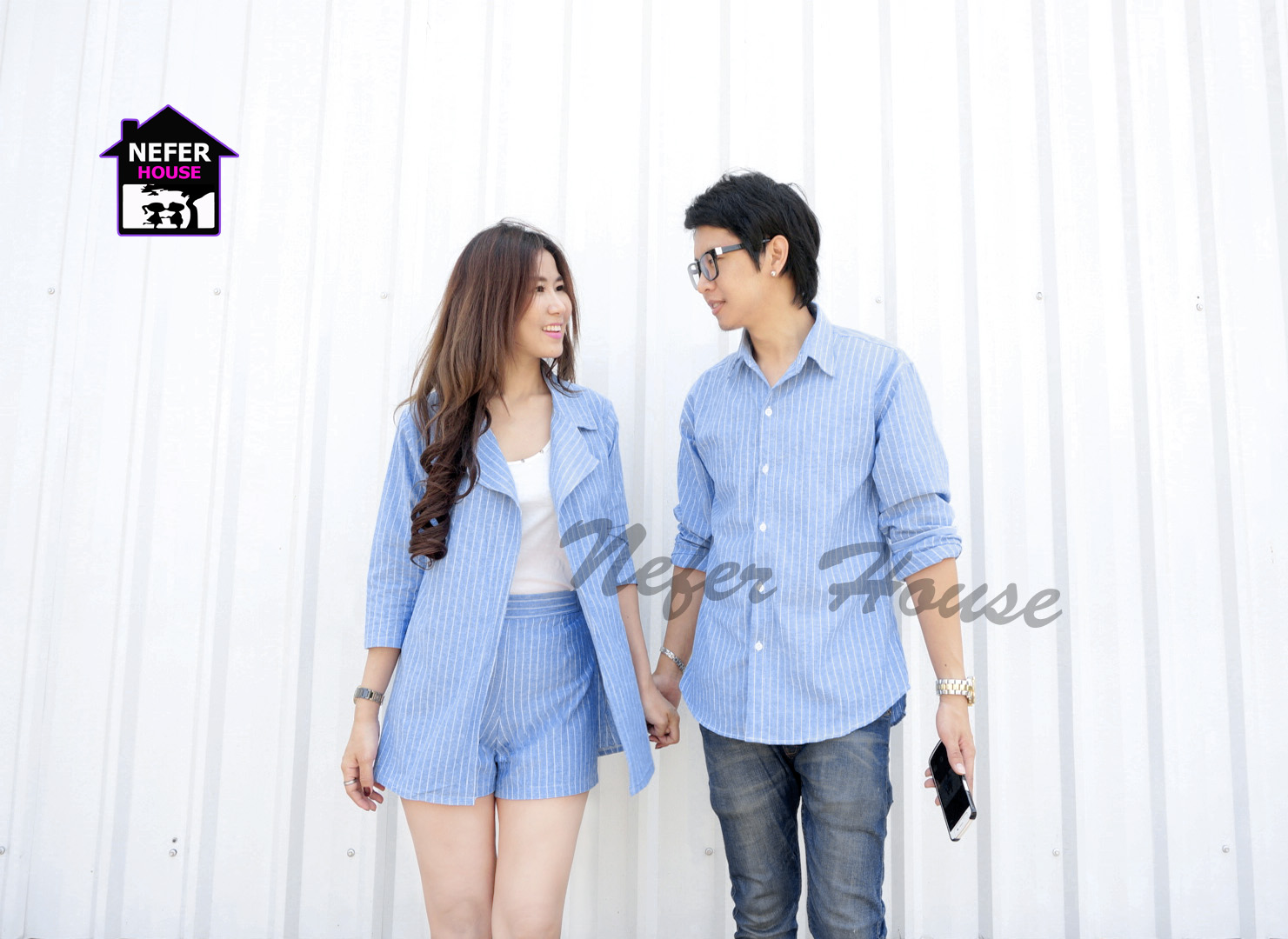 ชุดคู่รักเป็นชุดสูทกับเสื้อเชิ้ตทางตรงขาว