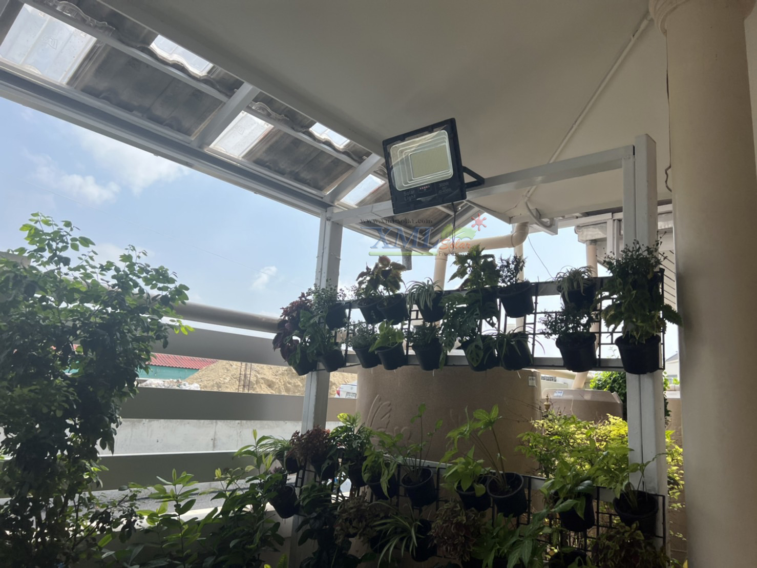 สปอร์ตไลท์โซล่าเซลล์ 300 W. รุ่นใหม่ JD8300L (แสง : ขาว)