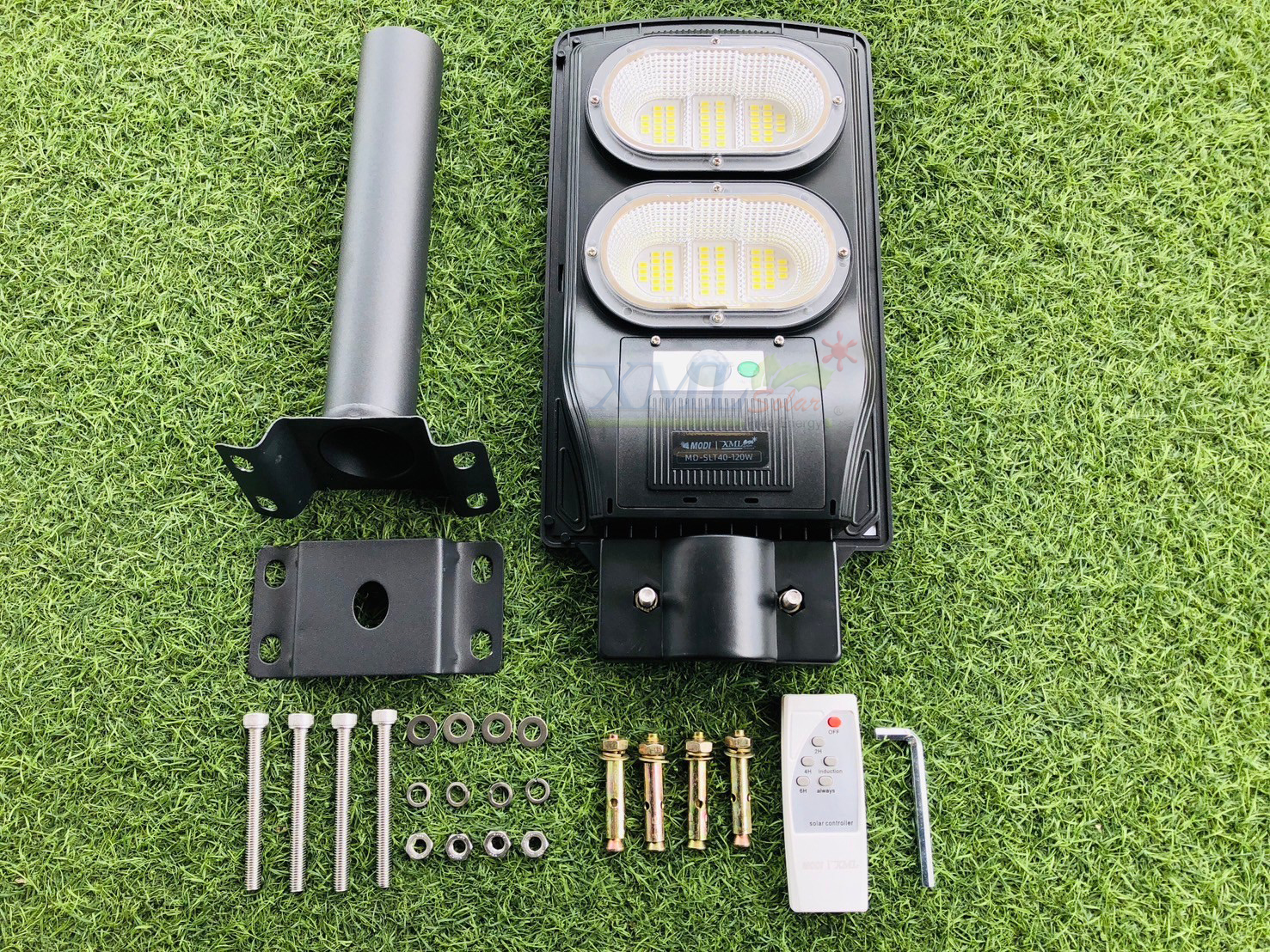 โคมไฟถนนโซล่าเซลล์ รุ่น MD-SLT40 (60W/120W/180W/240W)(แสง : ขาว) แถมฟรี!! ไฟปักสนามโซล่าเซลล์ รุ่น XML-G-SSL-001