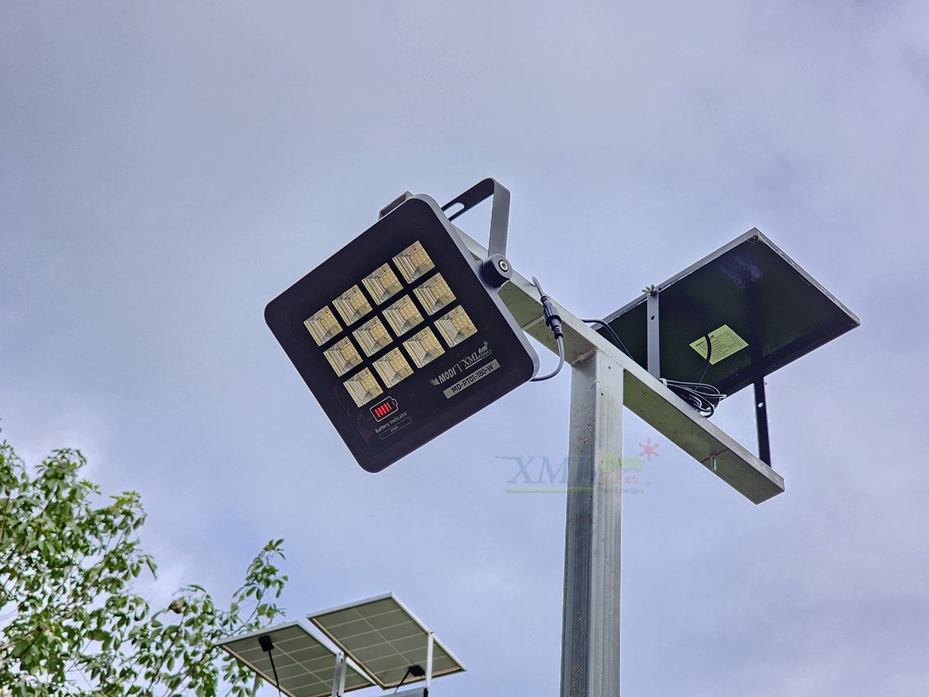 ไฟสปอตไลท์โซล่าเซลล์ 180 W รุ่น MD-PT01 (เเสง : ขาว)