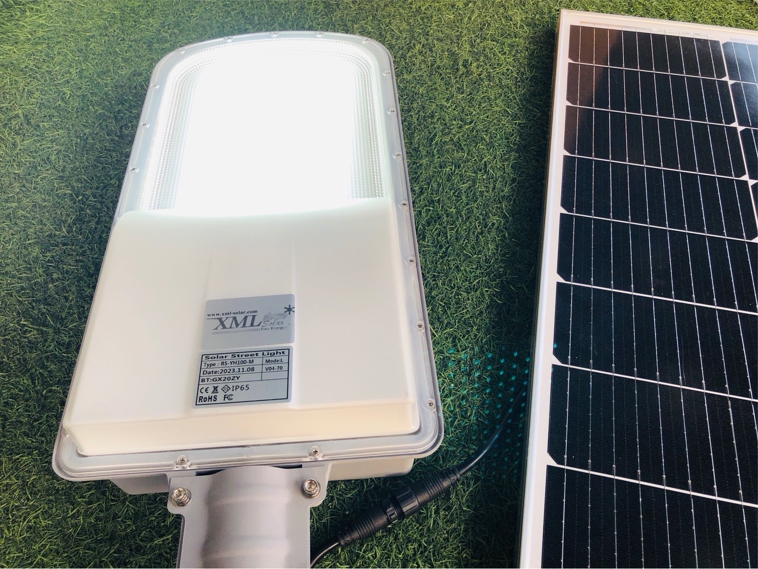 โคมไฟถนนโซล่าเซลล์ Series Y แผงเเยกโคมได้ (6,400Lumens + แผง 100 W) (แสง : ขาว)