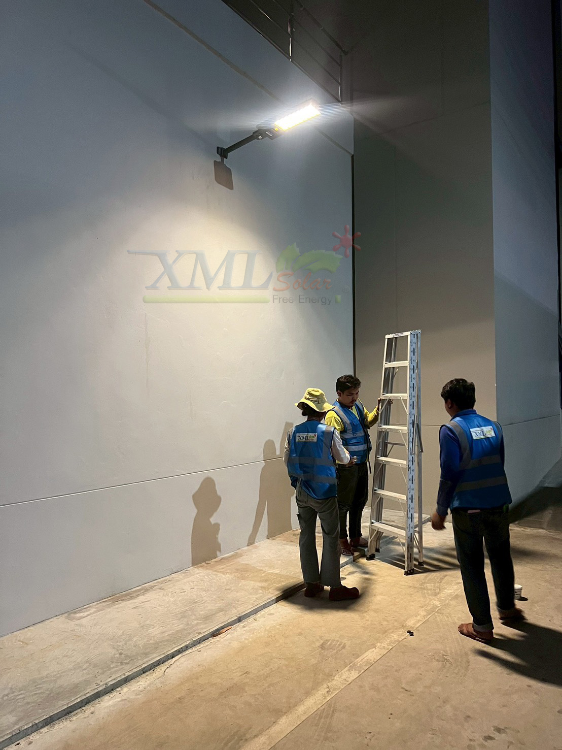 โคมไฟถนนโซล่าเซลล์ Vmax 300w. Series 2020 (แสง : เหลืองวอมไวท์)