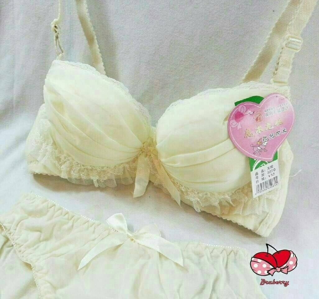 ชุดชั้นในงานเกาหลี มี 1 สี เหลือง มีไซส์ 32/70, 34/75 ราคาส่ง 3 ชิ้น (คละแบบได้) ราคาชุดละ 180 บาท