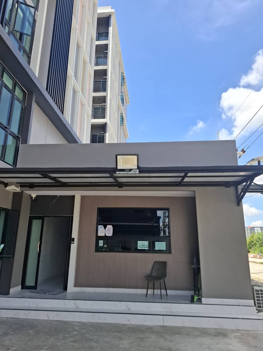 ไฟสปอตไลท์โซล่าเซลล์ 1000 Watt กล่องสีน้ำตาล (เปิดได้ 3 แสง)