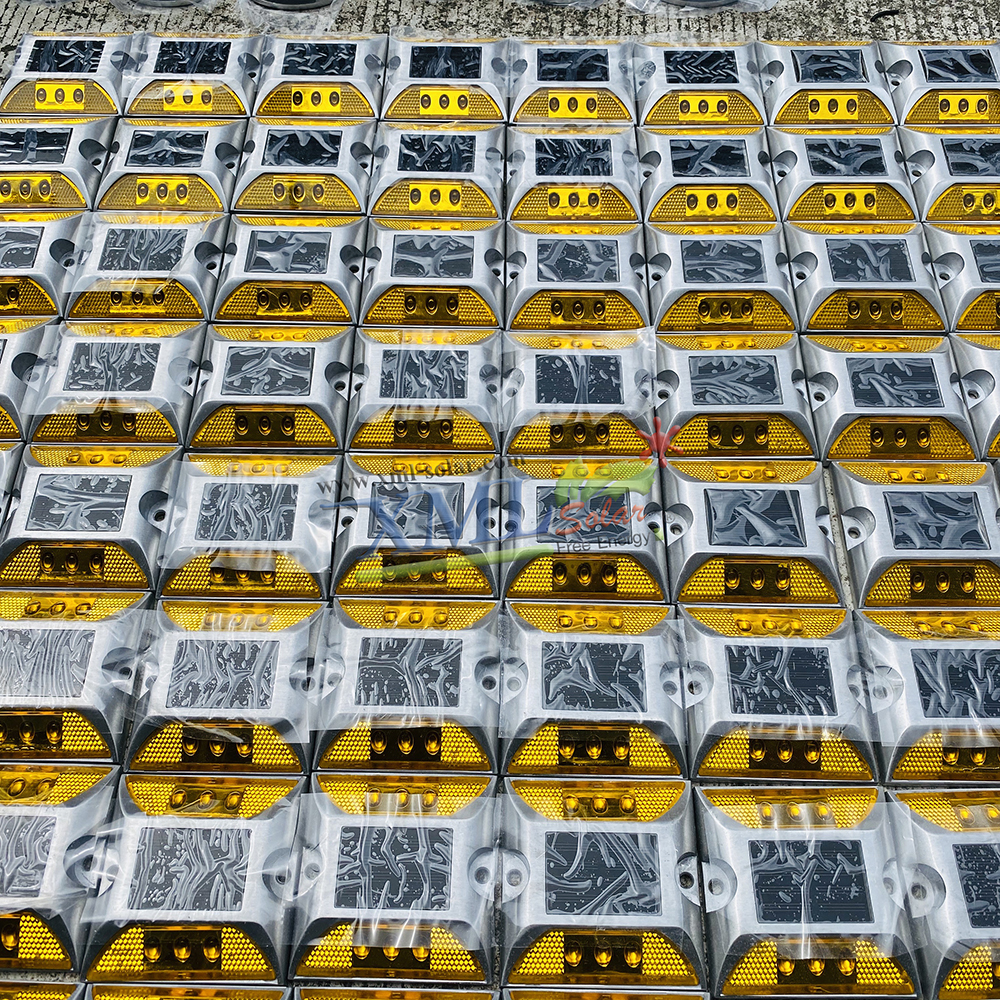 ไฟหมุดถนนโซล่าเซลล์ 6 LED รุ่น เเบน (เเสง : เหลืองกระพริบ)