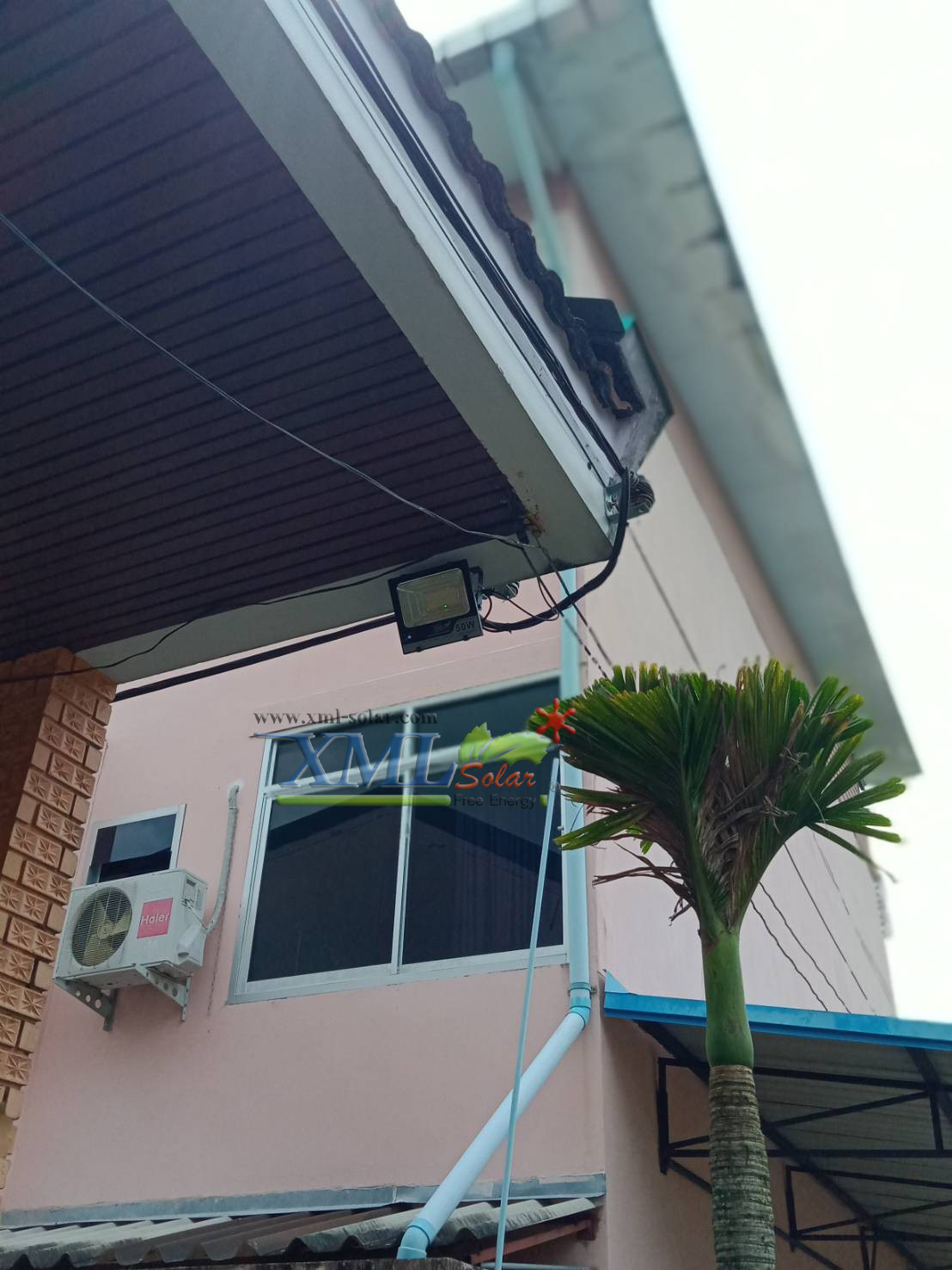 ไฟสปอตไลท์โซล่าเซลล์ 50 Watt กล่องสีน้ำตาล (เปิดได้ 3 แสง)