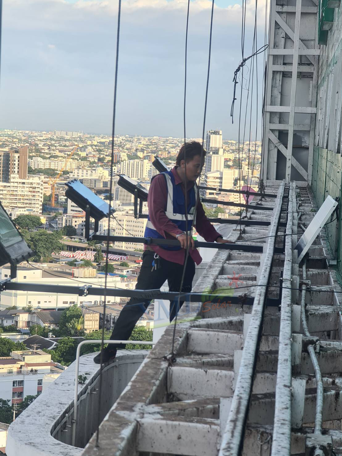 สปอร์ตไลท์โซล่าเซลล์ 1000 W. รุ่นใหม่ JD81000L (แสง : ขาว)