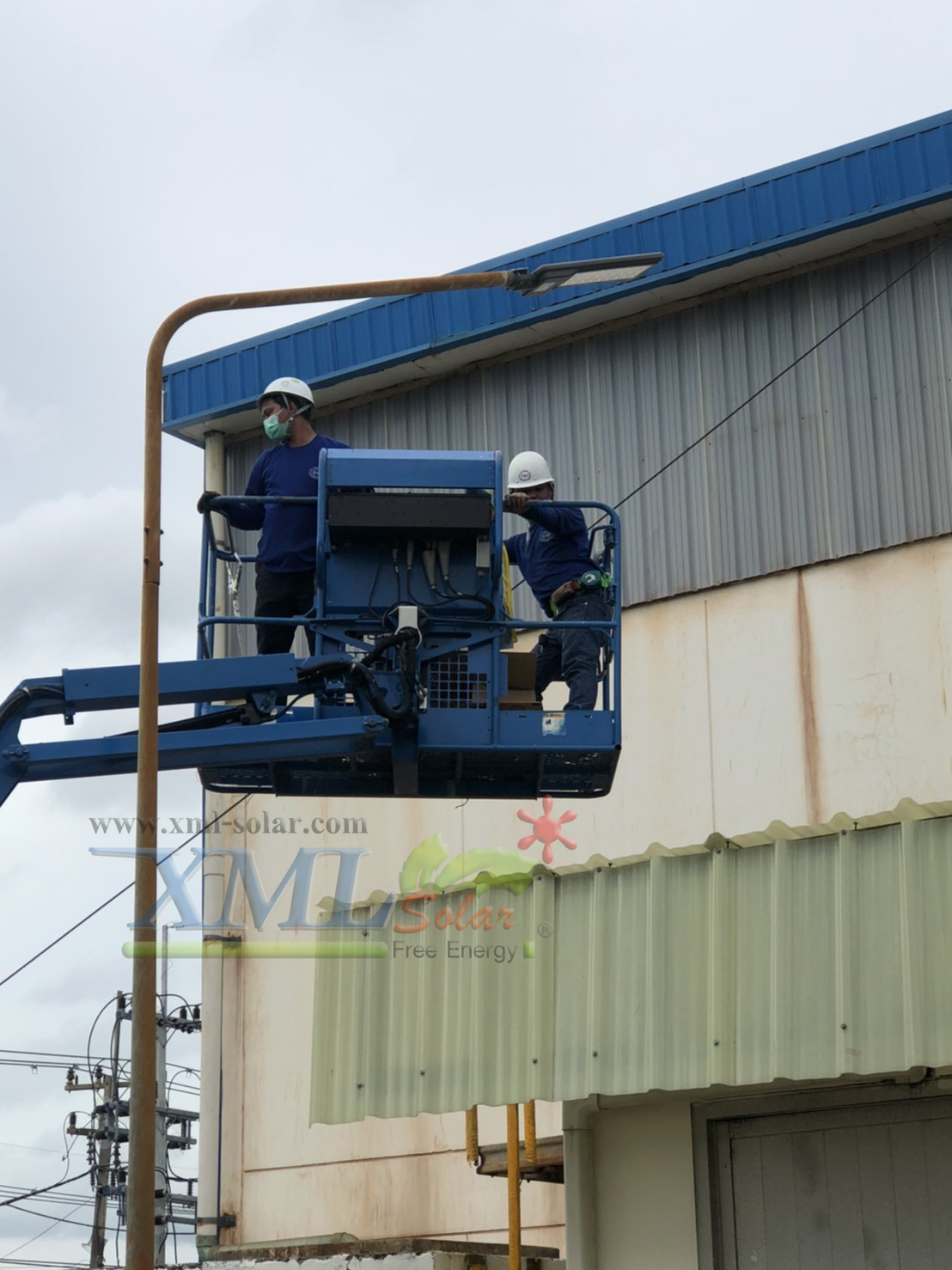 โคมไฟถนนโซล่าเซลล์ XML-Solar 300W (แสง : ขาว)(สว่างค้าง)