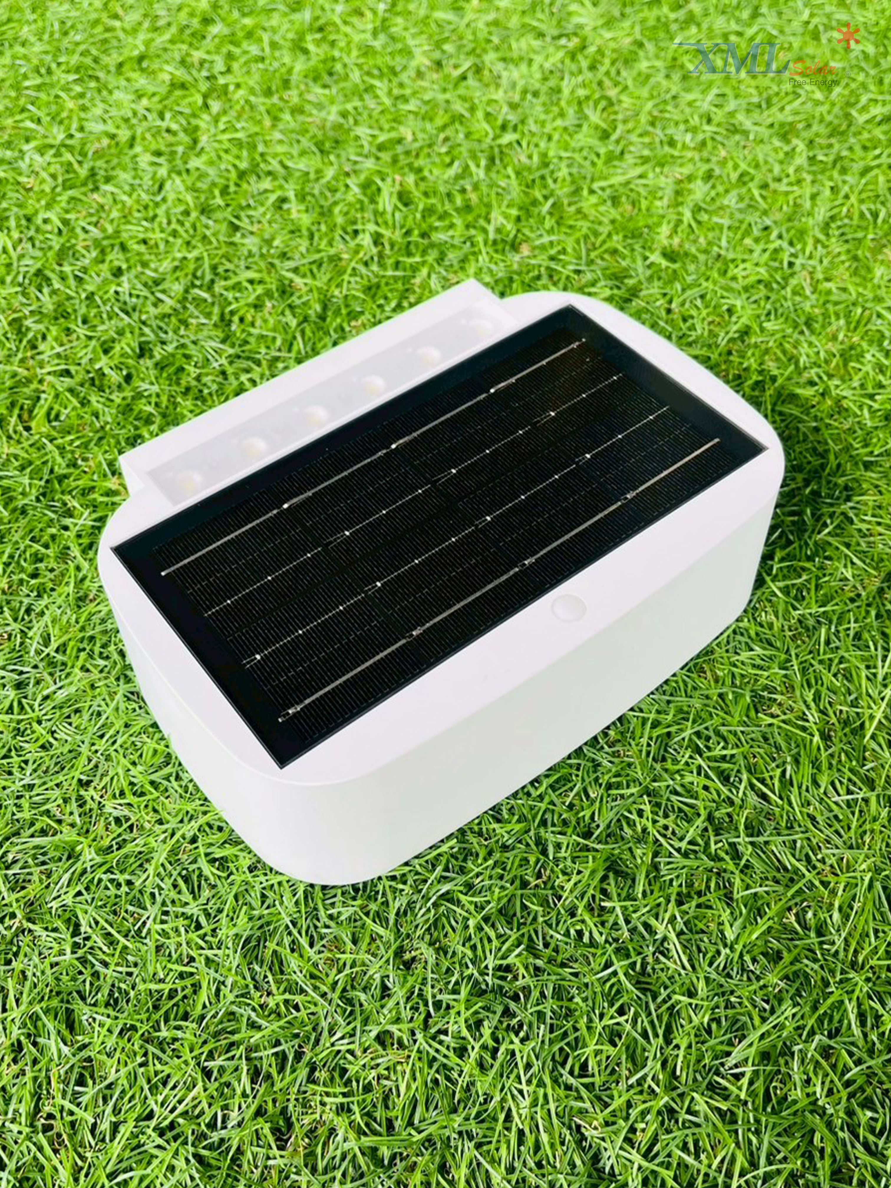 โคมไฟติดผนังโซล่าเซลล์ รุ่น LSXML-243 (เเสง : คลูไวท์)