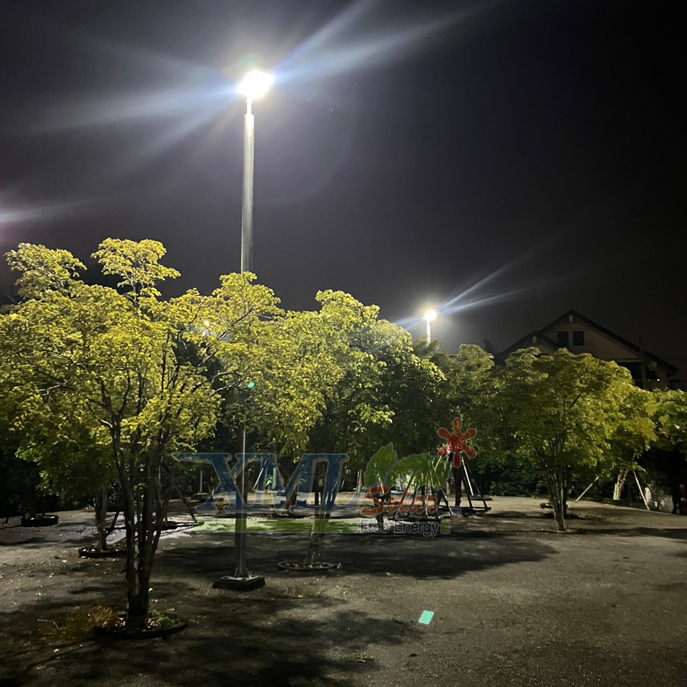 โคมไฟถนนโซล่าเซลล์อัจฉริยะ (รุ่น 6,300Lumens + แผง 80 W) (แสง : ขาว)