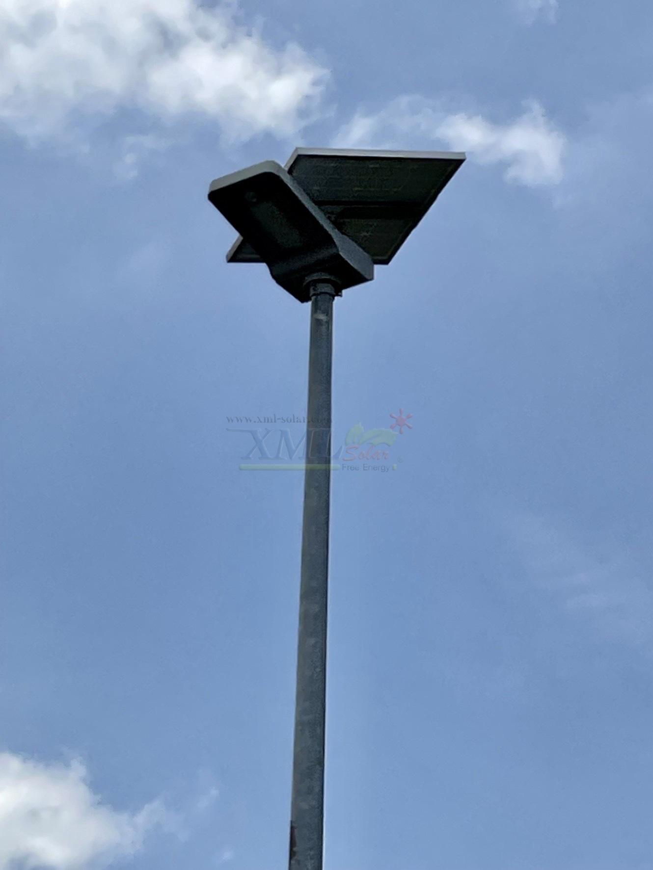 โคมไฟถนนอัจฉริยะ โซล่าเซลล์ 80 Watt (แสง เหลืองวอมไวท์) Monocrystalline
