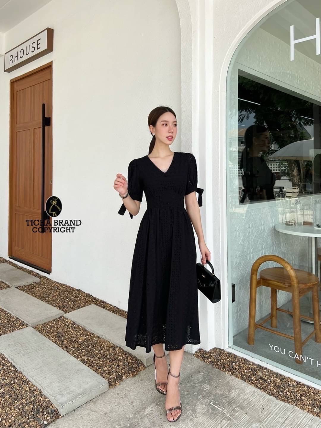 เดรสลูกไม้สีดำ ลูกไม้ฉลุแขนตุ๊กตาดีเทลผูกโบว์ ด้านหน้าแต่งกระดุมหลอก มีซิปหลัง เย็บซับในทั้งตัว อย่างดี ผ้าดีมาก ทรงเป๊ะ ใส่ออกมาสวยมากเลยค่า จะใส่ออกงาน ทำบุญ หรือถ่ายรูปได้ทุกโอกาส