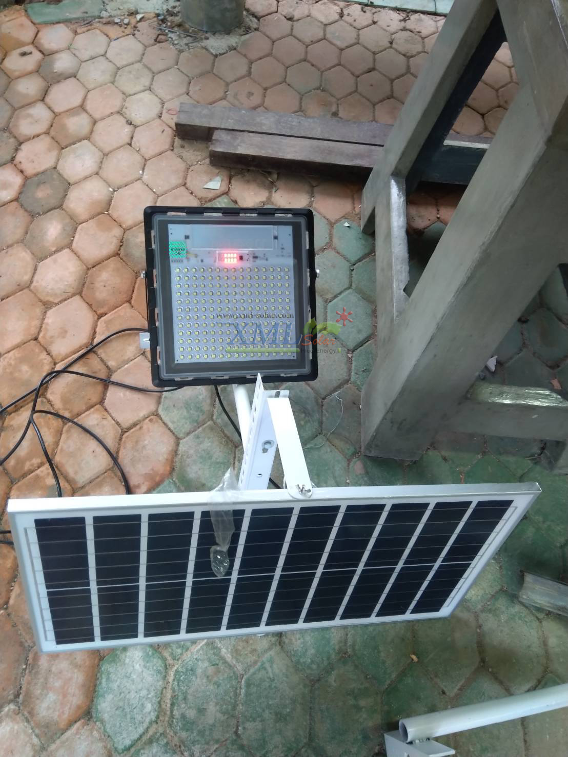 ไฟสปอตไลท์โซล่าเซลล์ 200W SLIM (แสง : ขาว)