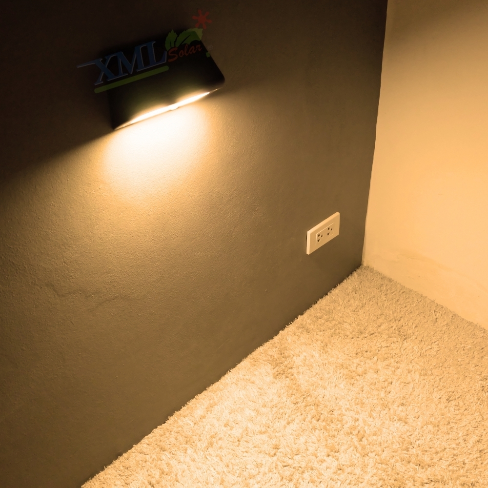 โคมไฟโซล่าเซลล์ ติดผนัง ทรงสามเหลี่ยม 38 SMD LED (เเสง : เหลืองวอมไวท์) 1 แถม 1