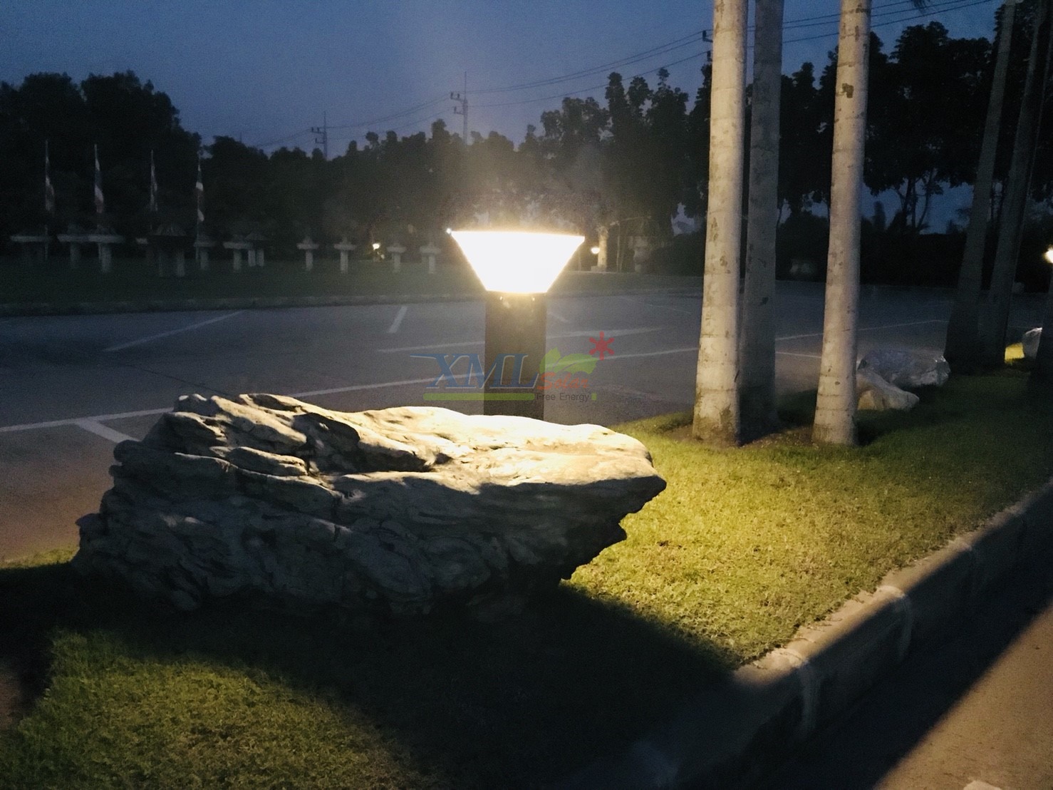 ไฟตั้งพื้นโซล่าเซลล์ ทรง พีระมิด สีดำ โคมใส (80 cm) (แสง : ขาว + เหลืองวอมไวท์)