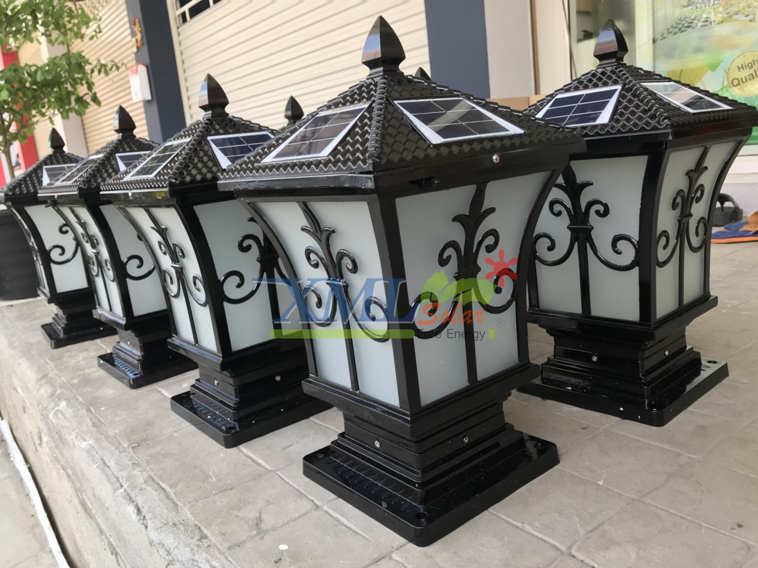 โคมไฟหัวเสาโซล่าเซลล์ + AC ทรง Grand เเบบที่ 2 (สีดำ) (เเสง : ขาว + เหลืองวอมไวท์) (45 cm.)