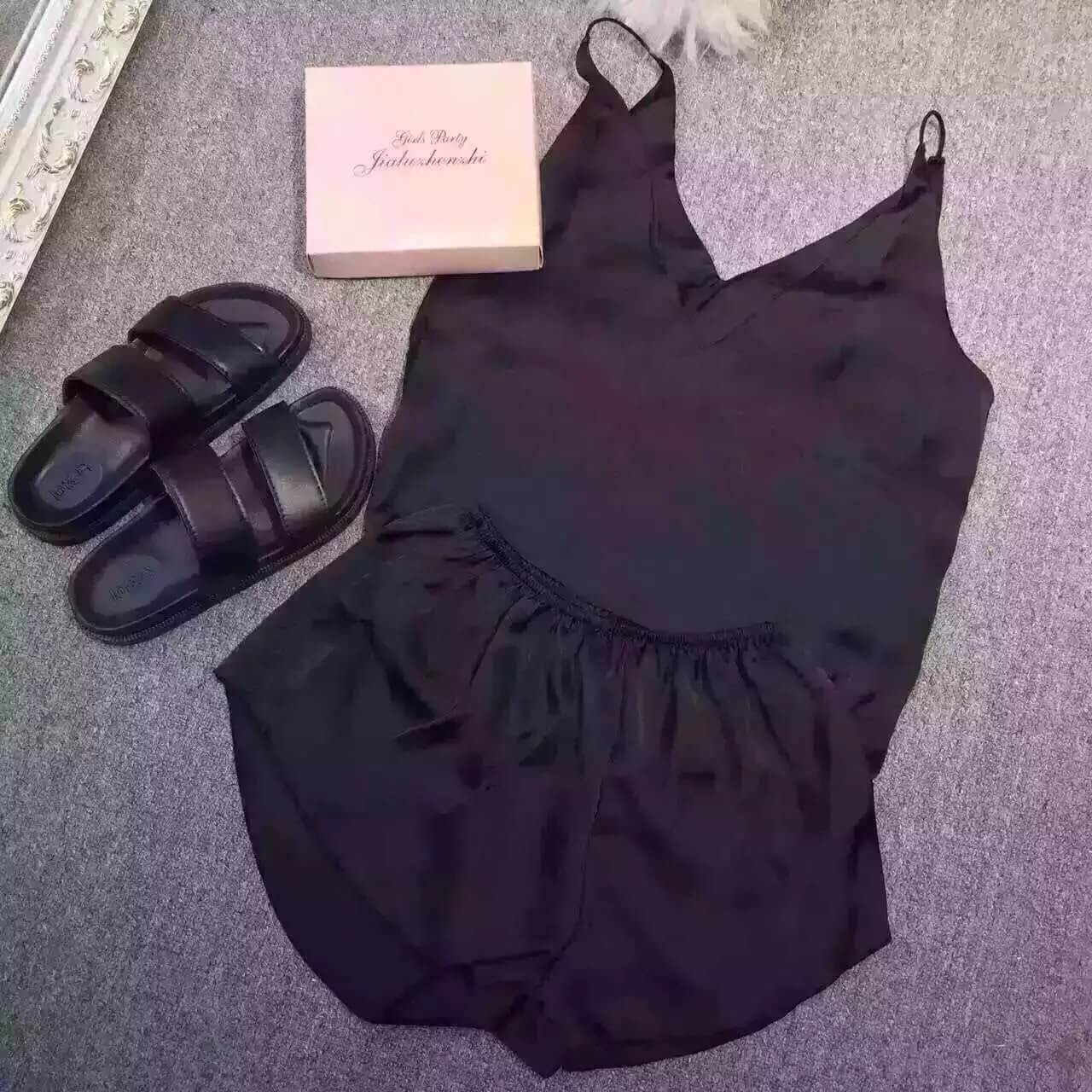 ชุดนอนผ้าซาติน ใส่สบาย ไม่ร้อน เสื้อสายเดี่ยว กางเกงขาสั้น มี 5 สี กรมท่า, เขียว, แดง, ดำ, ขาว ราคาส่ง 3 ชิ้น คละแบบได้ชุดละ 250 บาท