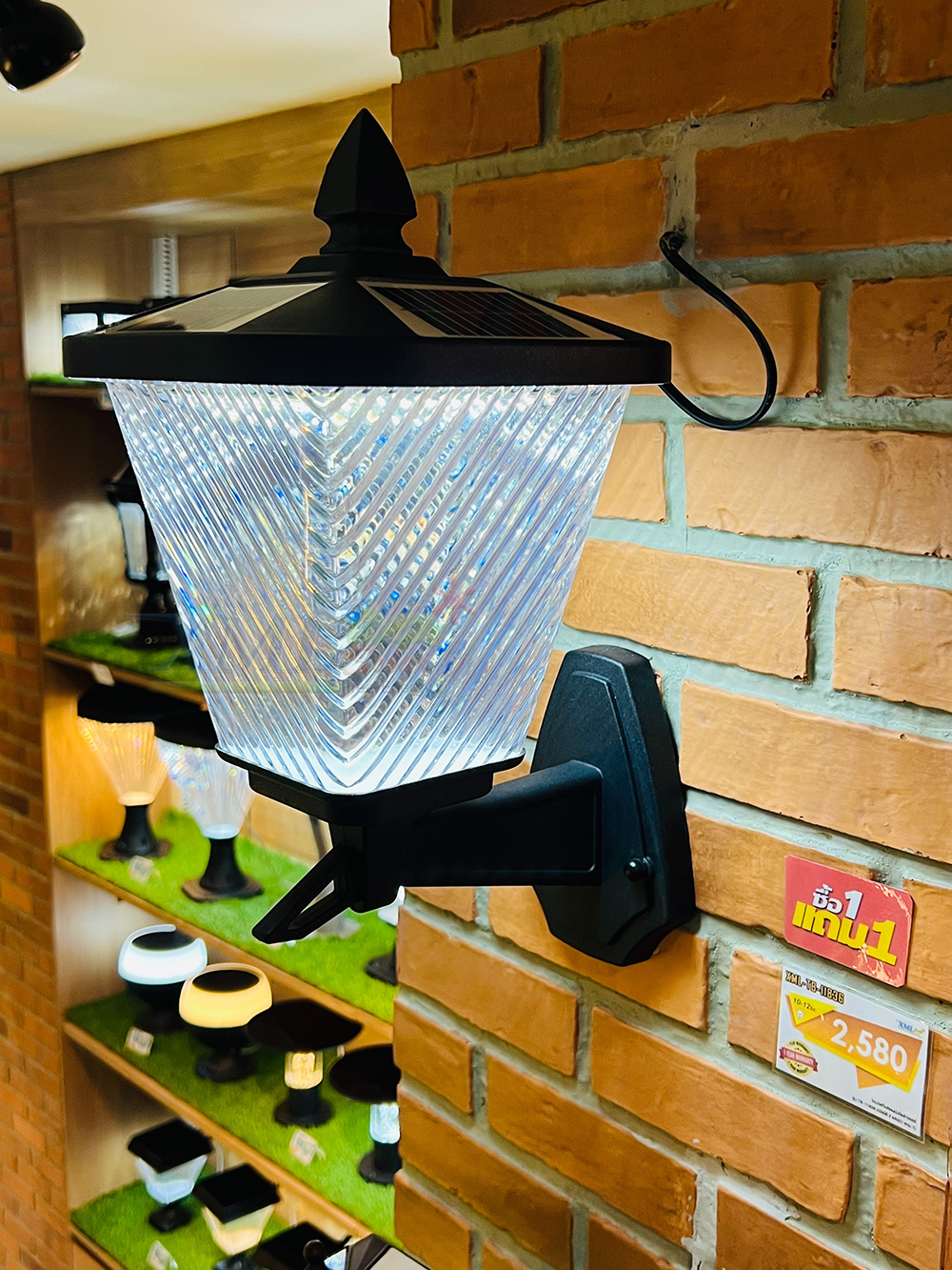 โคมไฟกิ่งติดผนังโซล่าเซลล์ รุ่น TB-11836 (เปิดได้ 2 แสง)(1 แถม 1)