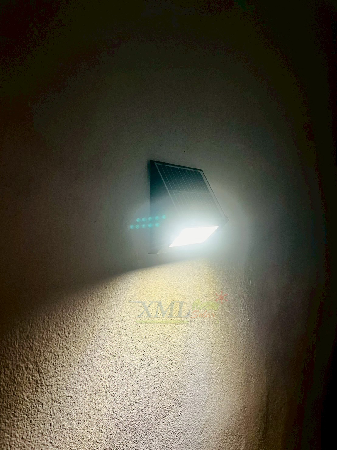 ไฟผนังโซล่าเซลล์ ทรงสามเหลี่ยม รุ่น LSXML-245