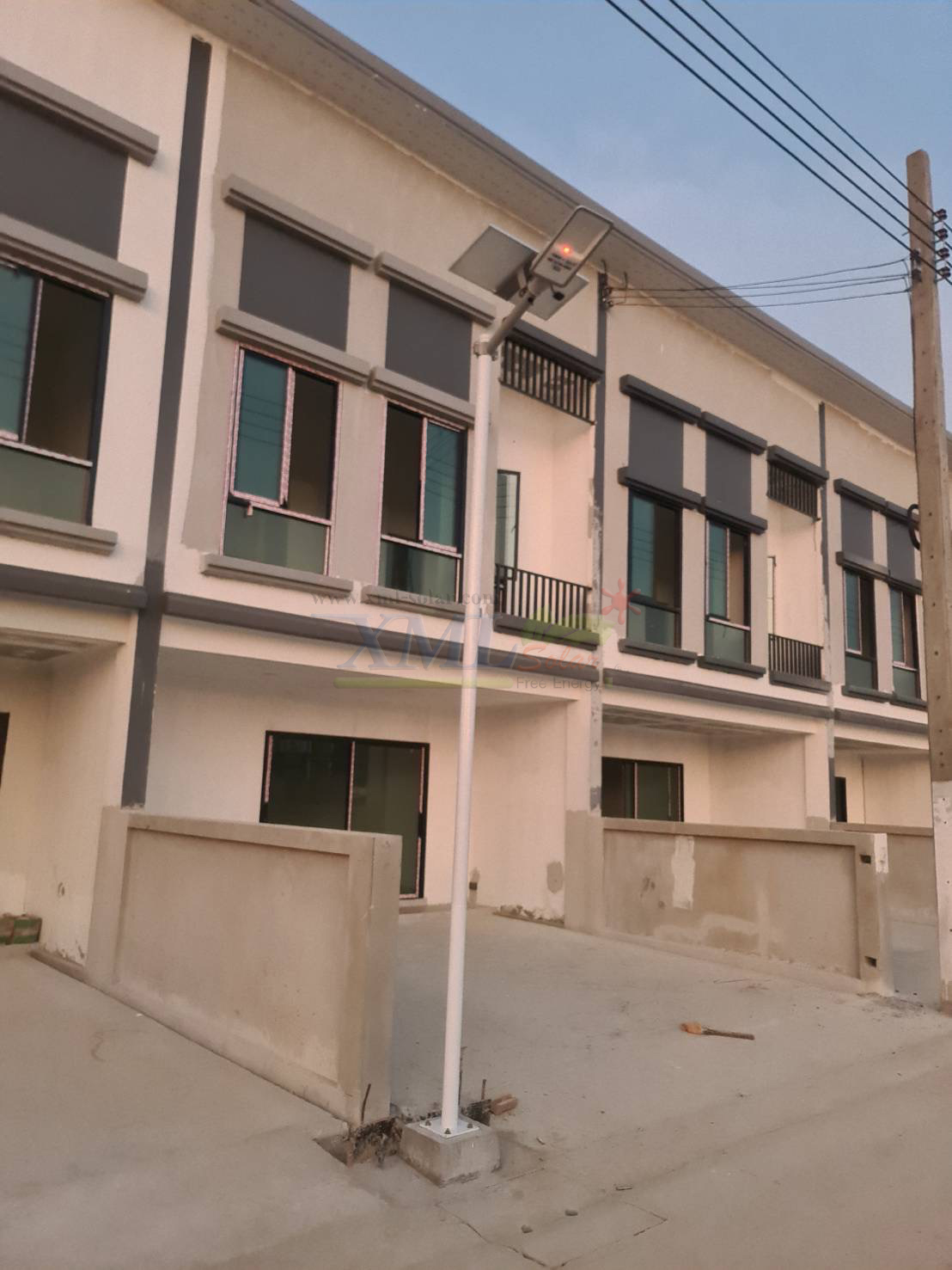 โคมไฟถนนโซล่าเซลล์ 400W รุ่น MD-SLT30-400W (แสง : ขาว)