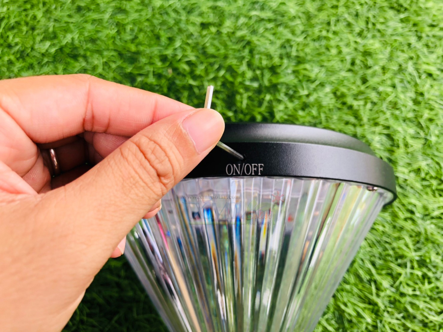 โคมไฟหัวเสาโซล่าเซลล์ ทรงกรวย (แสง : เหลืองวอมไวท์)