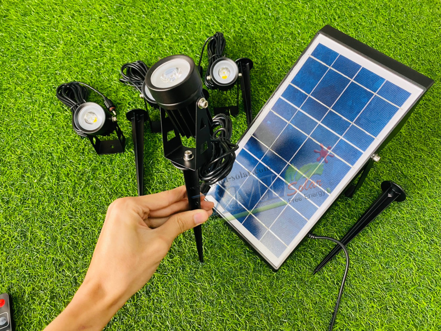 สปอร์ตไลท์ปักสนามโซล่าเซลล์ (รุ่น 4 หัว) (เเสง : เหลืองวอมไวท์)