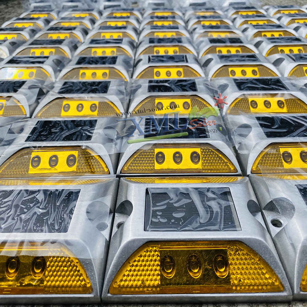 ไฟหมุดถนนโซล่าเซลล์ 6 LED รุ่น เเบน (เเสง : เหลืองกระพริบ)