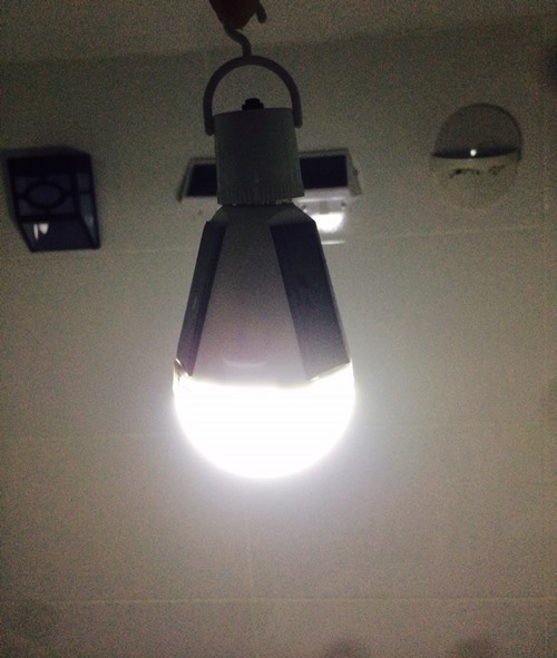 หลอดไฟโซล่าเซลล์ LED solar emergency BULB 12W รุ่นใหม่ (แสง : ขาว)
