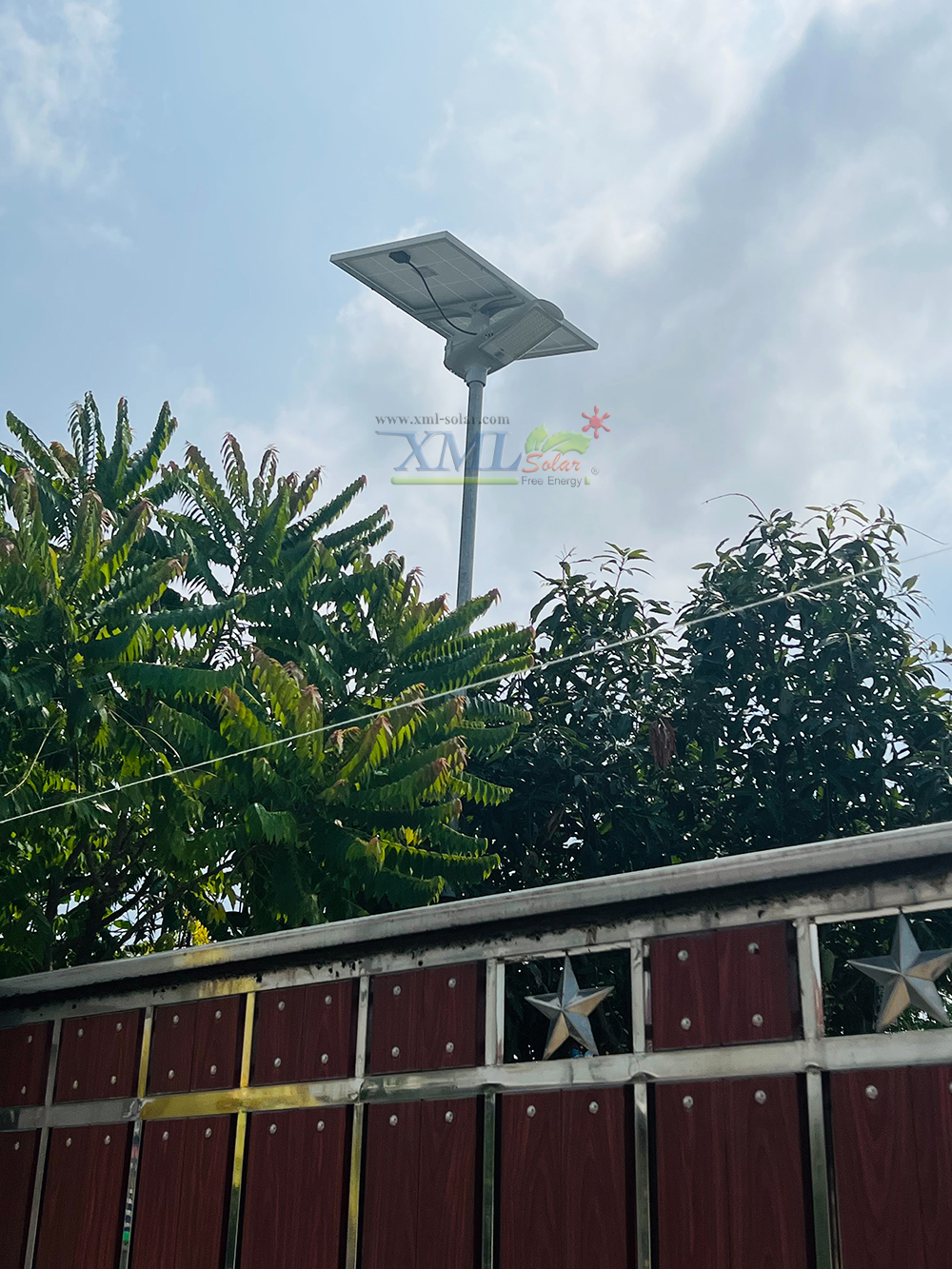 โคมไฟถนนโซล่าเซลล์อัจฉริยะ (รุ่น 9,000Lumens + แผง 100 W) (แสง : ขาว)