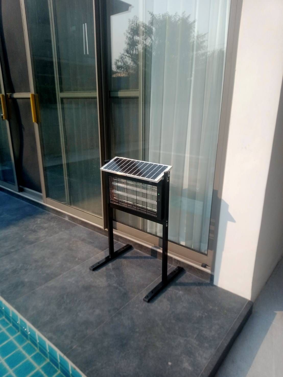 ไฟดักยุงโซล่าเซลล์ แบบตั้งพื้น 20W รุ่น LS-SML-002E