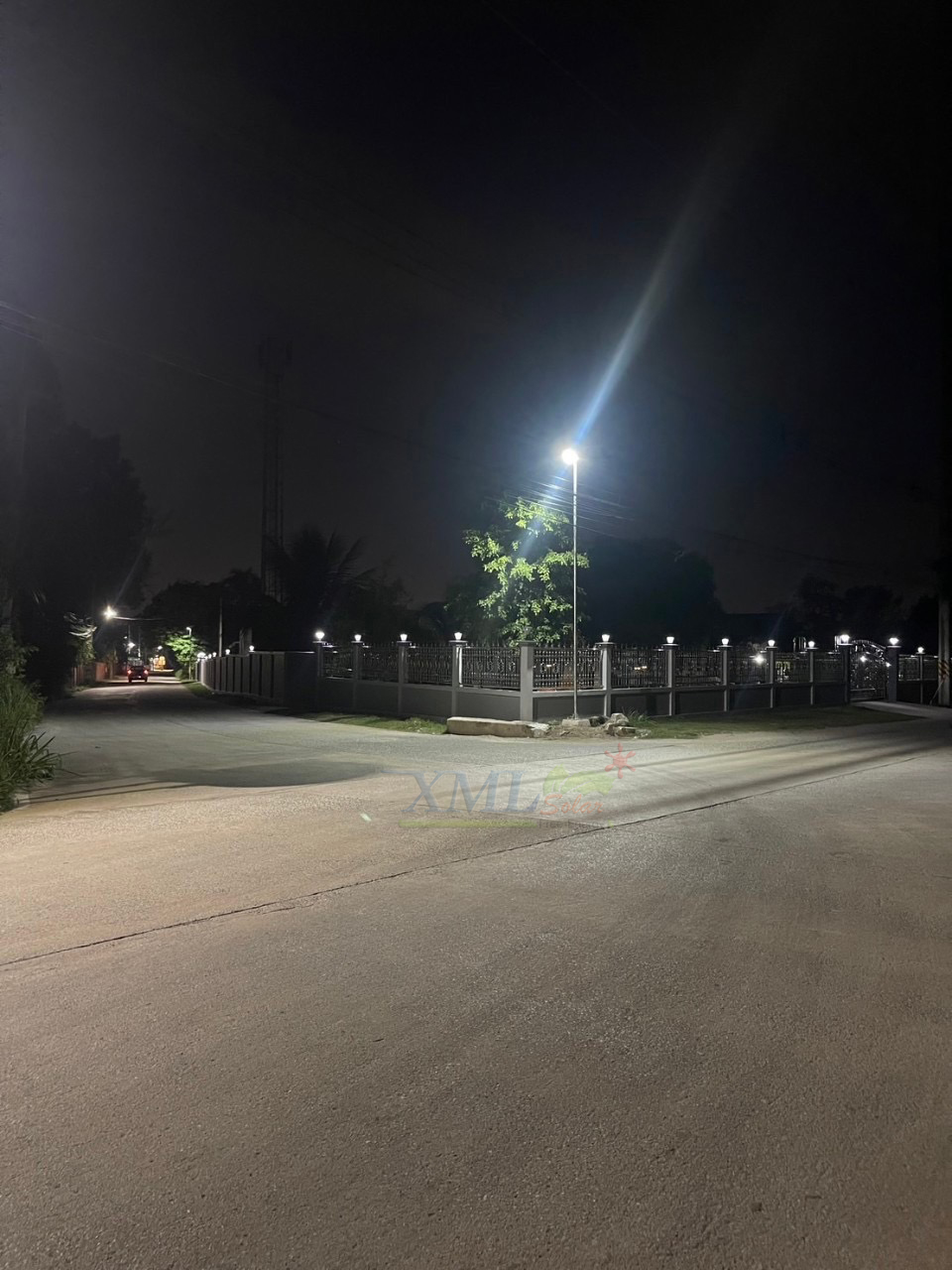 โคมไฟถนนโซล่าเซลล์อัจฉริยะ (รุ่น 9,000Lumens + แผง 100 W) (แสง : ขาว)