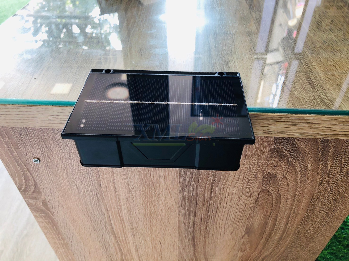 ไฟผนังโซล่าเซลล์ติดสันกำเเพง 3 LED (เเสง : เหลืองวอมไวท์) (1 เเถม 1)