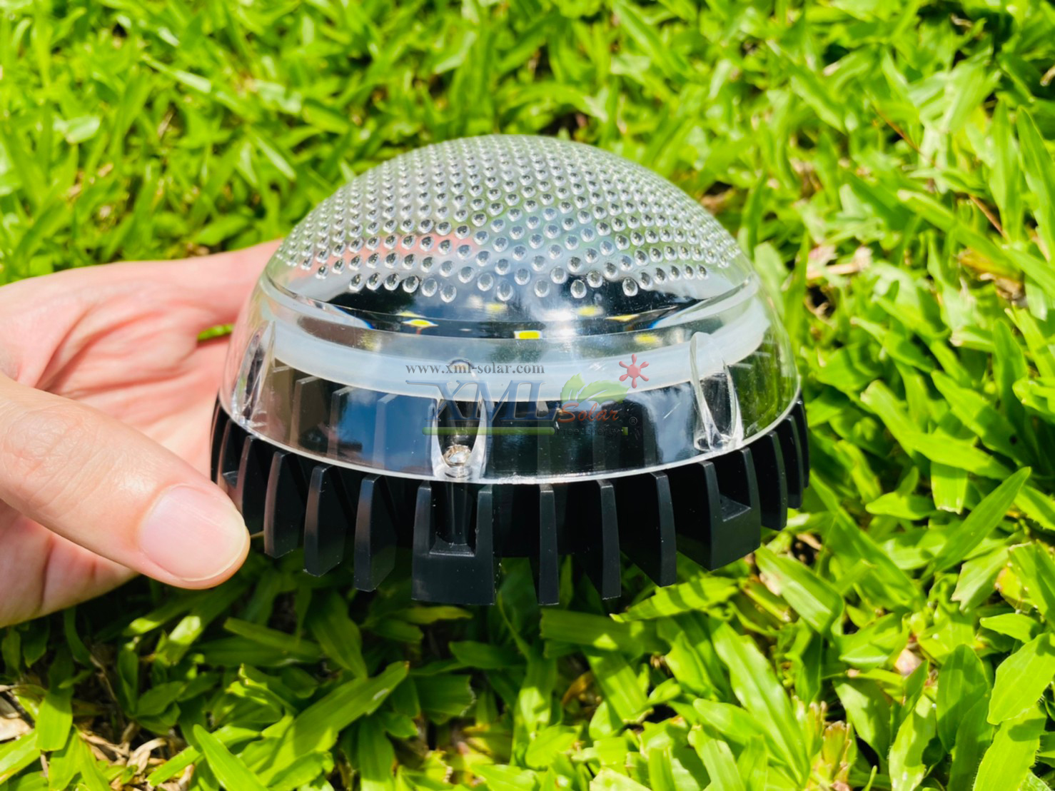 โคมไฟฝังพื้นโซล่าเซลล์ 8 LED ทรงกลมนูน (เเสง : ขาว)