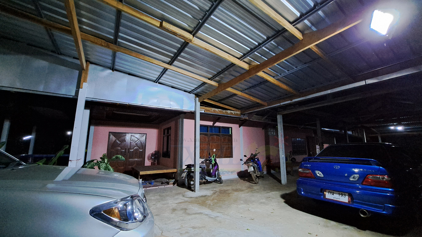 ไฟสปอตไลท์โซล่าเซลล์ 200 Watt กล่องสีน้ำตาล (เปิดได้ 3 แสง)