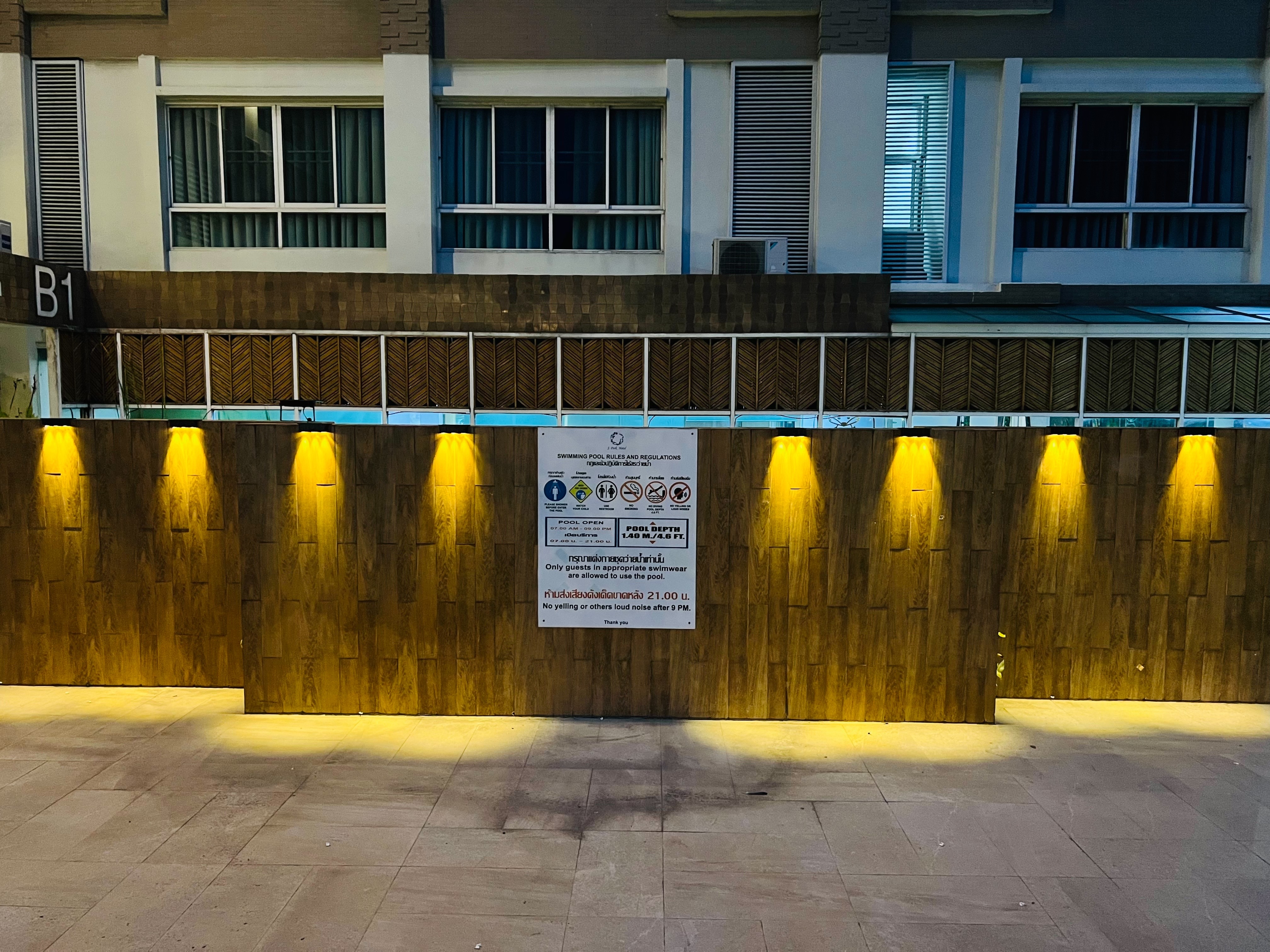 ไฟผนังโซล่าเซลล์ติดสันกำเเพง 3 LED (เเสง : เหลืองวอมไวท์) (1 เเถม 1)