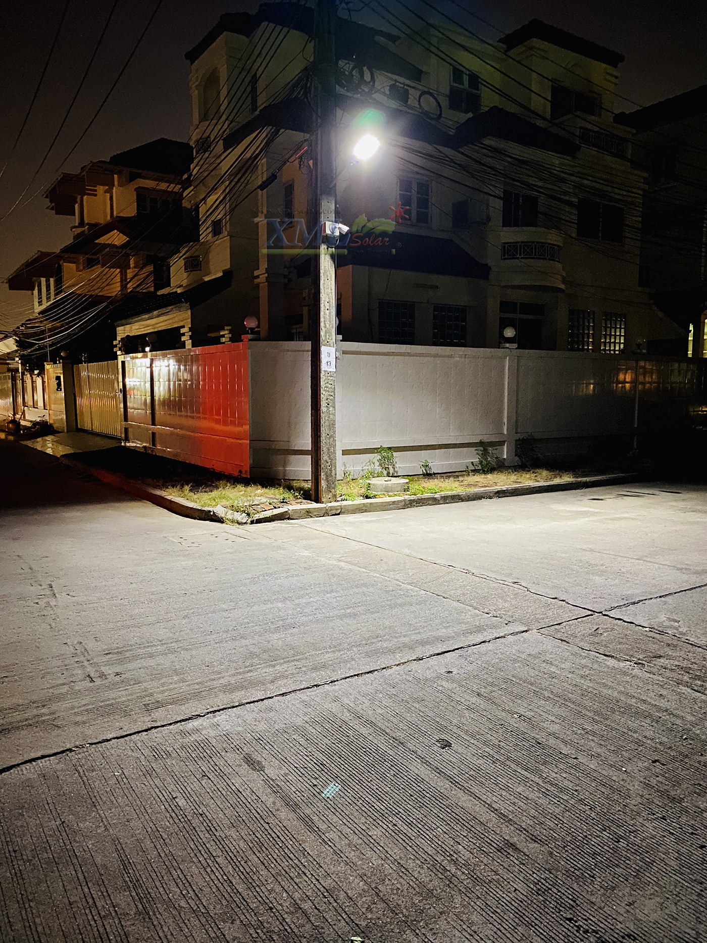 โคมไฟถนนโซล่าเซลล์ XML-Solar 200W (แสง : ขาว)(สว่างค้าง)
