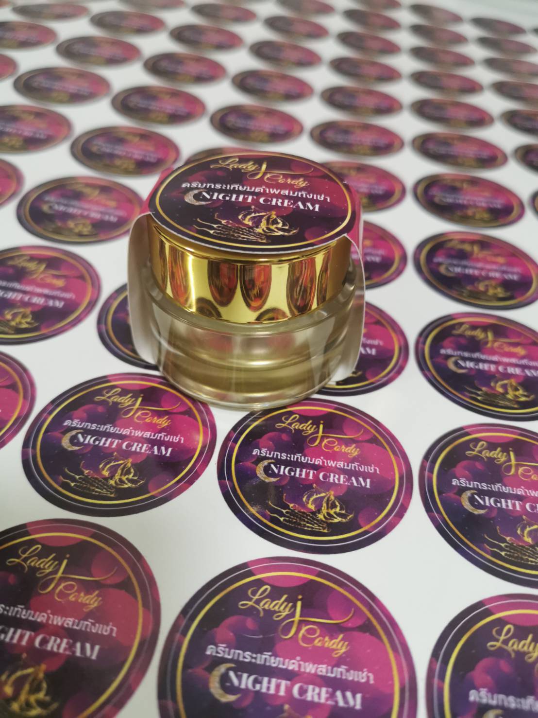 สติ๊กเกอร์พีวีซีขาวเงา