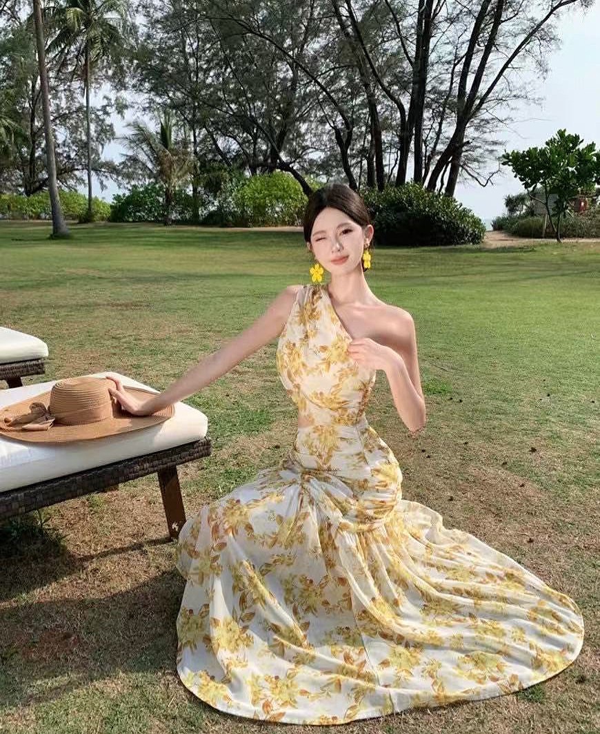 เดรสไหล่เดียวลายดอกกราฟฟิกสีเหลือง เว้าเอวข้าง ชายเฉียงพริ้วๆ เหมาะกับsummerนี้ มากๆค่าใส่vacayถ่ายรูปกับแก๊งค์เพื่อนๆไม่มีผิดหวังเลยค่า ห้ามพลาดเลยน้าตัวนี้